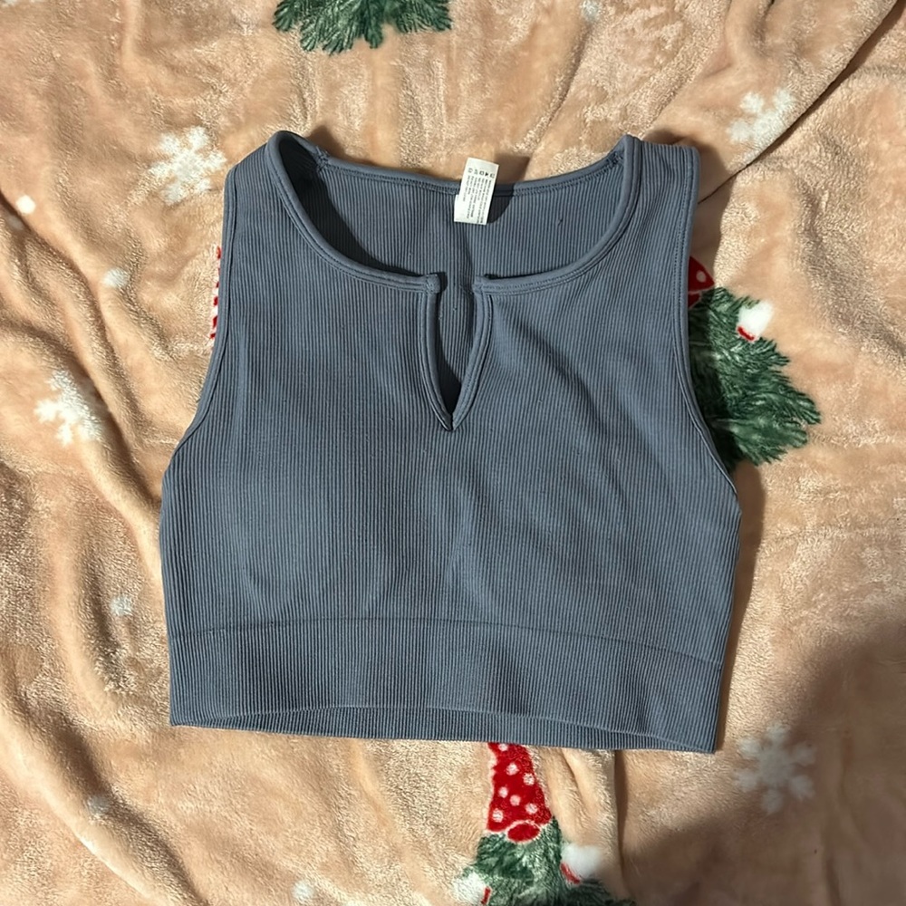 Adorable cropped workout top! Size large!